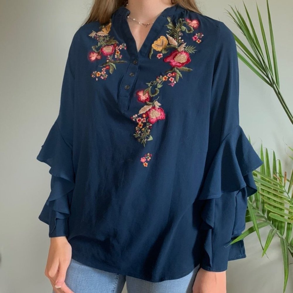 Emma G navy long sleeve top with embroidered floral v-neck size small